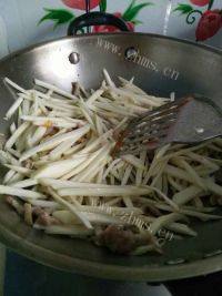 家常菜肉丝炒茭白做法图解4)