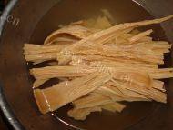 芹菜炒腐竹自制做法图解1)