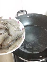美味的白灼虾做法图解3)