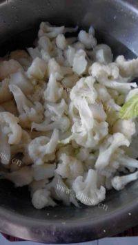 家常菜菜花炒肉片做法图解2)
