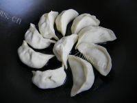 外婆做的牛肉锅贴做法图解16)