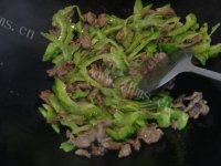 牛肉炒苦瓜做法图解7)