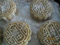 自制广式莲蓉月饼做法图解10)
