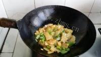 家常菜青椒炒土豆片做法图解4)