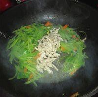 莴笋炒肉丝做法图解10)