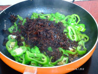 热腾腾的梅菜干炒五花肉做法图解6)