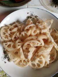 香气浓郁的红烧藕片做法图解2)