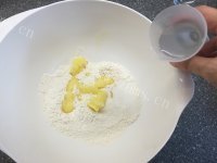 自制蛋黄酥做法图解4)