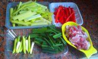 家常菜芹菜小炒肉做法图解1)