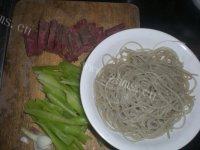 劲道的牛肉粉丝汤做法图解1)