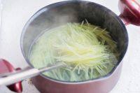 家常菜凉拌酸辣土豆丝做法图解5)