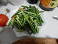 香甜可口的蒜苔炒香肠做法图解3)