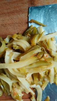 家常菜榨菜炒蛋做法图解1)