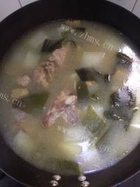 美味的冬瓜海带排骨汤做法图解9)