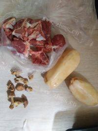 美味的龙骨莲藕汤做法图解1)