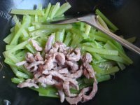 家常菜肉丝炒芹菜做法图解7)