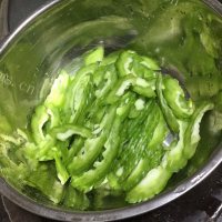 家常菜凉瓜炒蛋做法图解2)