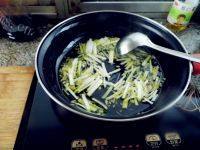 家常菜芹菜番茄炒肉丝做法图解6)