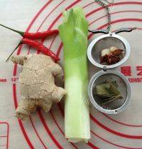 美味的啤酒笋干焖排骨做法图解3)