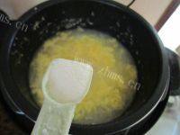 美味早餐玉米蛋花粥做法图解9)