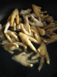 美味的酱蒸凤爪做法图解2)