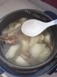 美味的萝卜大骨汤做法图解5)