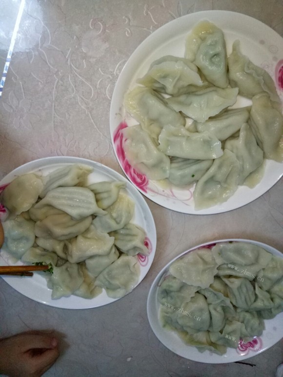 色泽鲜亮的韭菜虾仁饺子