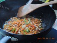 胡萝卜炒肉丝做法图解12)