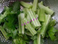 家常菜芹菜炒蘑菇做法图解2)