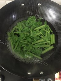 芹菜炒土豆片做法图解2)