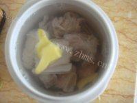 美容养颜的木瓜炖排骨做法图解6)