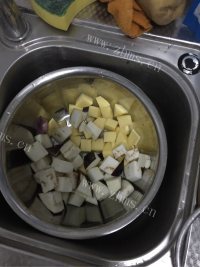 好吃的土豆茄子炖肉做法图解1)