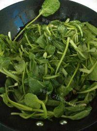 美味的小油白菜炒香茹做法图解3)
