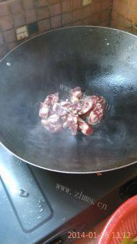 家常菜芹菜炒腊肠做法图解5)