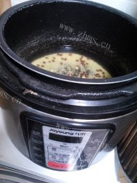 美味的小米红豆粥做法图解3)