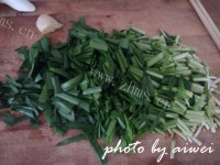 美味的韭菜炒小河虾做法图解2)