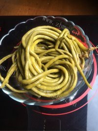 家常菜酸豇豆炒肉末做法图解2)