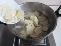 美味的腊肉炒冬笋做法图解2)