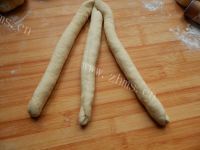 自制香葱辫子面包做法图解12)