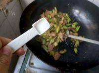家常菜芹菜肉片做法图解8)