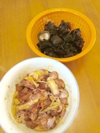 美味的冬菇焖鸡做法图解2)