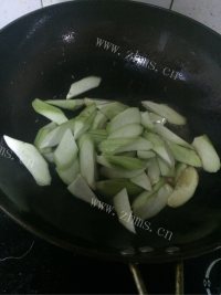 诱人的丝瓜炒肉做法图解4)