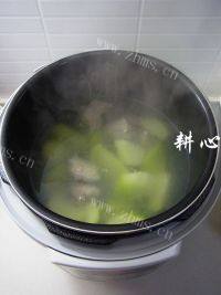 美味的鲜虾青萝卜汤做法图解4)