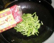 家常蒜薹炒鸡蛋做法图解4)