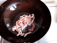色香味俱全的蒜苔木耳炒肉做法图解2)