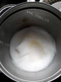 诱人的炼奶棉花蛋糕做法图解13)