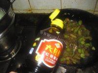 家常菜肉末炒芹菜做法图解7)