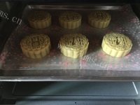 自制广式蛋黄莲蓉月饼做法图解17)