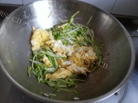 家常菜蒜黄炒鸡蛋做法图解7)