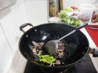 诱人的西兰花炒腊肉做法图解9)